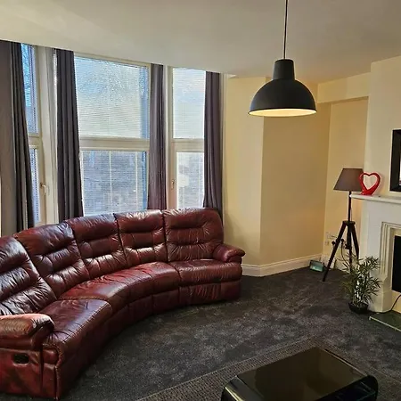 Centre. Spacious Apartment. Ideal Location. *